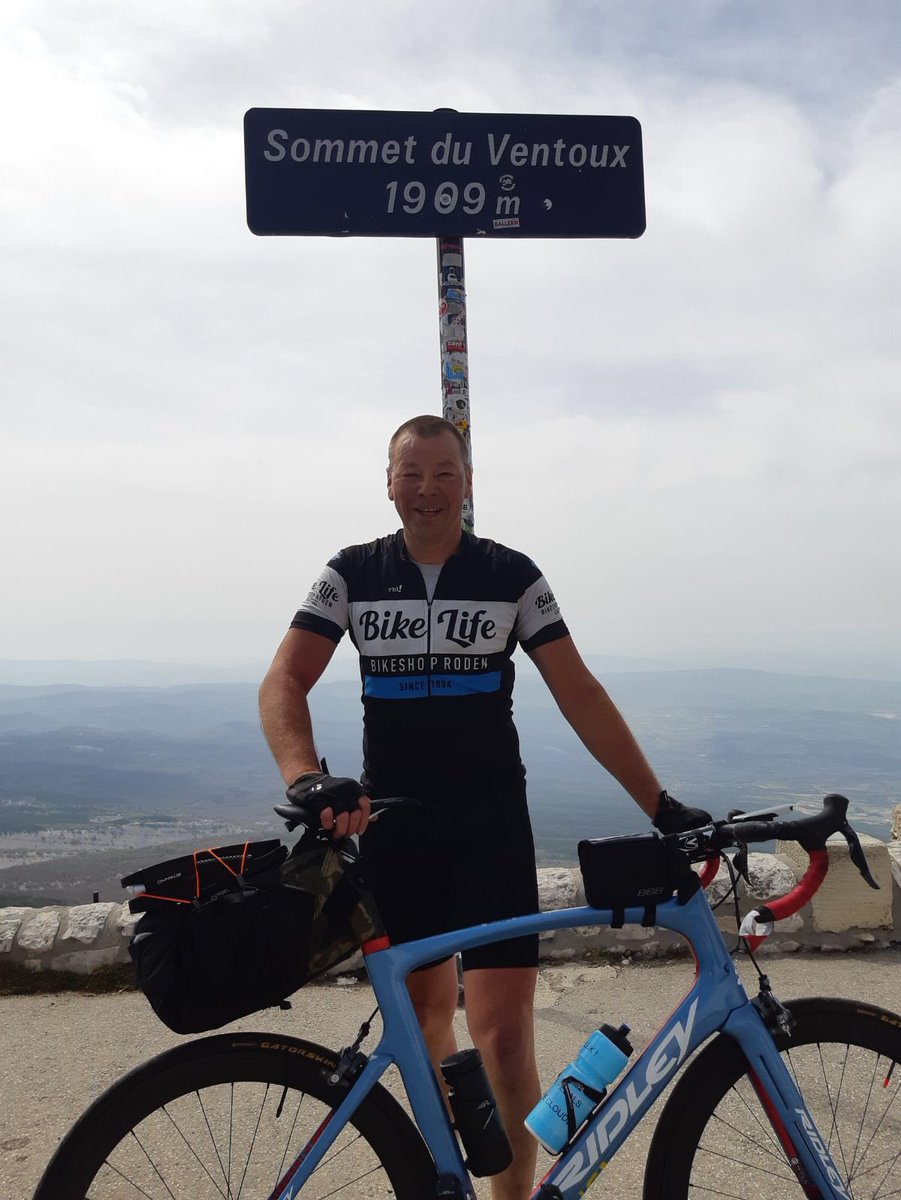 williampomp's tweet photo. Oud-doelman Egbert Darwinkel heeft de wind er intussen goed onder, onderweg op de fiets van Valencia naar huis. Bereikte een half uurtje geleden de top van de Mont Ventoux! #DvhN #fcgroningen #scveendam @TopvormCoaching https://t.co/udIFUOHlZ6