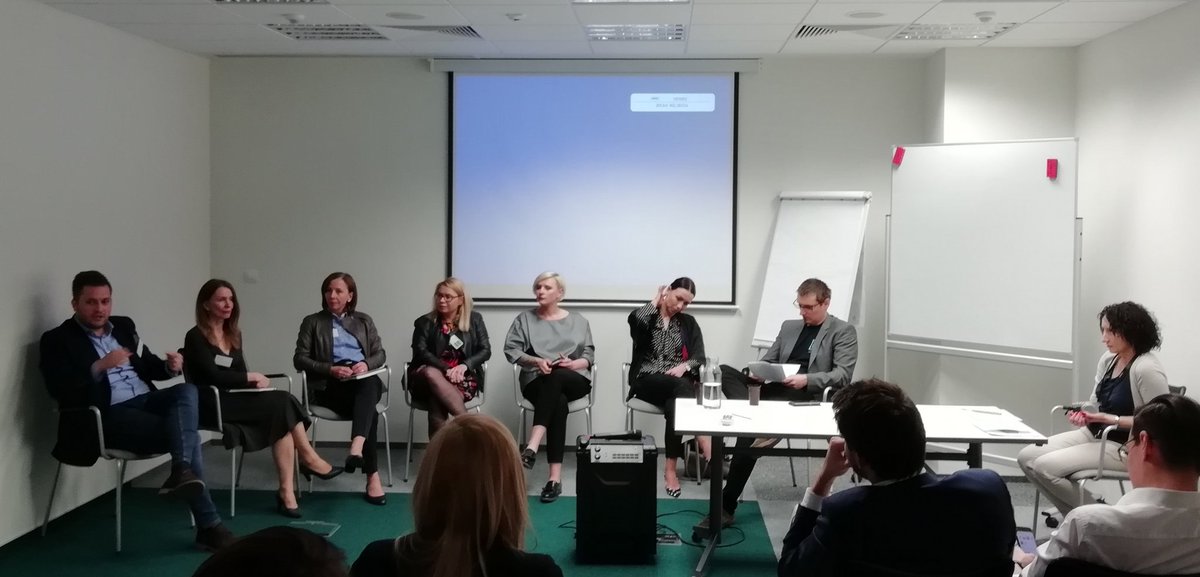 skyconcept_pl's tweet photo. #PiotrSmagała ze @skyconcept_pl spontanicznie dołączył do ekspertek podczas debaty na konferencji #StowarzyszenieLiderekwBiznesie Nowe #Technogie w Marketingu Nieruchomości #proptech #officehub #warszawa https://t.co/DLtVGia647