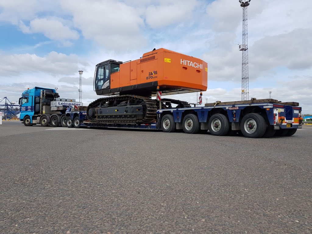 Hitachi ZX870 Base Machine (7.5m x 3.7m x 3.88m @ 65.9 Tonnes) collecting from Felixstowe Port this morning.