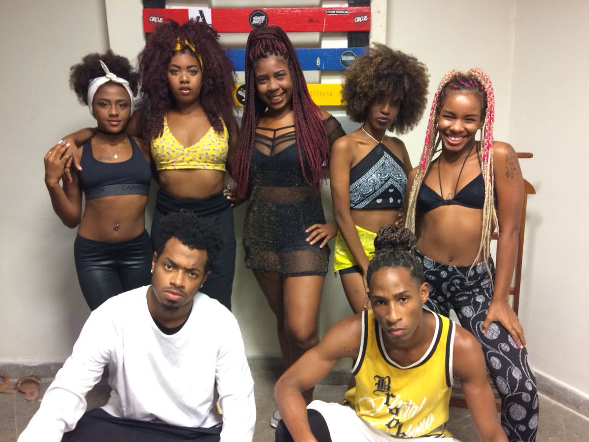 eu_neganaay's tweet photo. Fotão do elenco maravilhoso de ontem, tenho muito orgulho de ser produtora dessa galera linda e dedicada, somente agradecer! ❤🙌
#AfroBlack https://t.co/xC5Pi57bsY