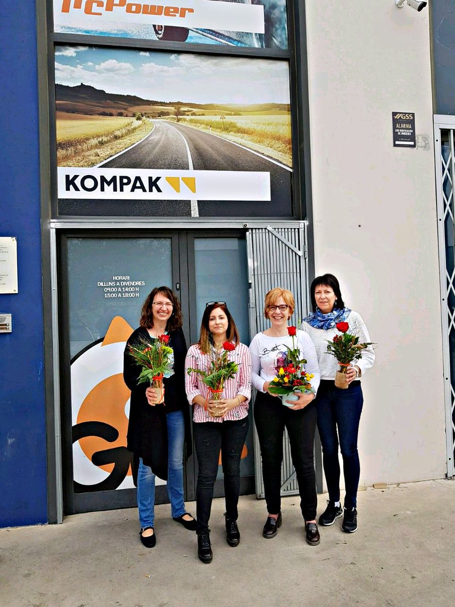 ITC_Power's tweet image. Feliç diada de Sant Jordi 2018 a tothom! 🌹 Les noies de GRV POWER PRODUCTS ja tenim la nostra rosa per adornar aquest dia tant bonic 🌹🌹 #SANTJORDI2018 #EMPOWERYOURBUSINESS ⚡