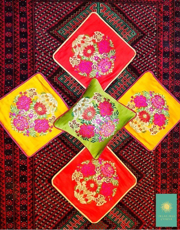 TreasuresOfInd's tweet photo. Snuggle up with our colourful cushions to beat the Monday Blues. Shop the collection now on https://t.co/1doxhGRoJZ. #TreasuresOfIndia #Burlingtons #ColorfulMonday #Pillow #CushionCovers #BedDecor #FloralCovers #FLoralPrint #Cushions #PillowTalk #BedroomTips #Bedding https://t.co/4eUA8iXAmT