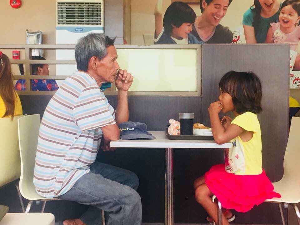 jaycelmendozaa's tweet photo. Yung makita mo yung maka kain lang yung apo mo busog ka na din. 😌

“God couldn’t be everywhere and so he made grandparents”

RT kung love niyo yung lola at lolo niyo 💕

Follow niyo na din kami para sa mga malulupit na Boy hugots😎

📷:xiasangpagaran https://t.co/kVAj0H3ijN