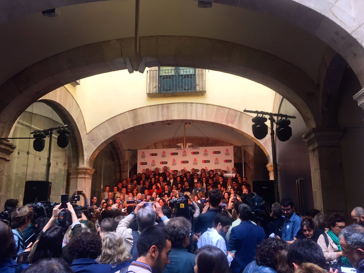 lvale40's tweet photo. Diada de sant Jordi 2018😊 https://t.co/qlDoKmVVsB