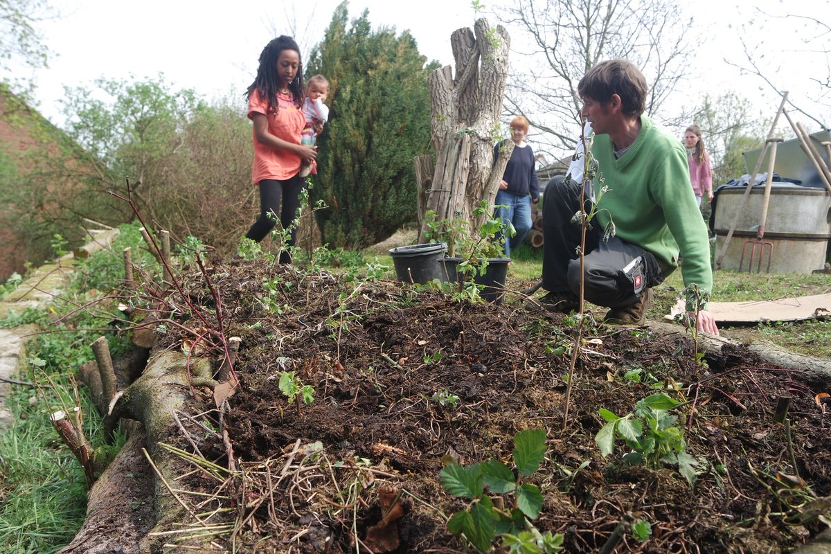 flowful_org's tweet photo. Amazing #permakultur weekend in #Hannover. Great group energy lots of learning and fun! #permaculture #design #designforfunction #wochenendkurs #Deutschland #growingmovement #humus #regeneration #BetterTogether #flowful https://t.co/yDTqhNe5Pj