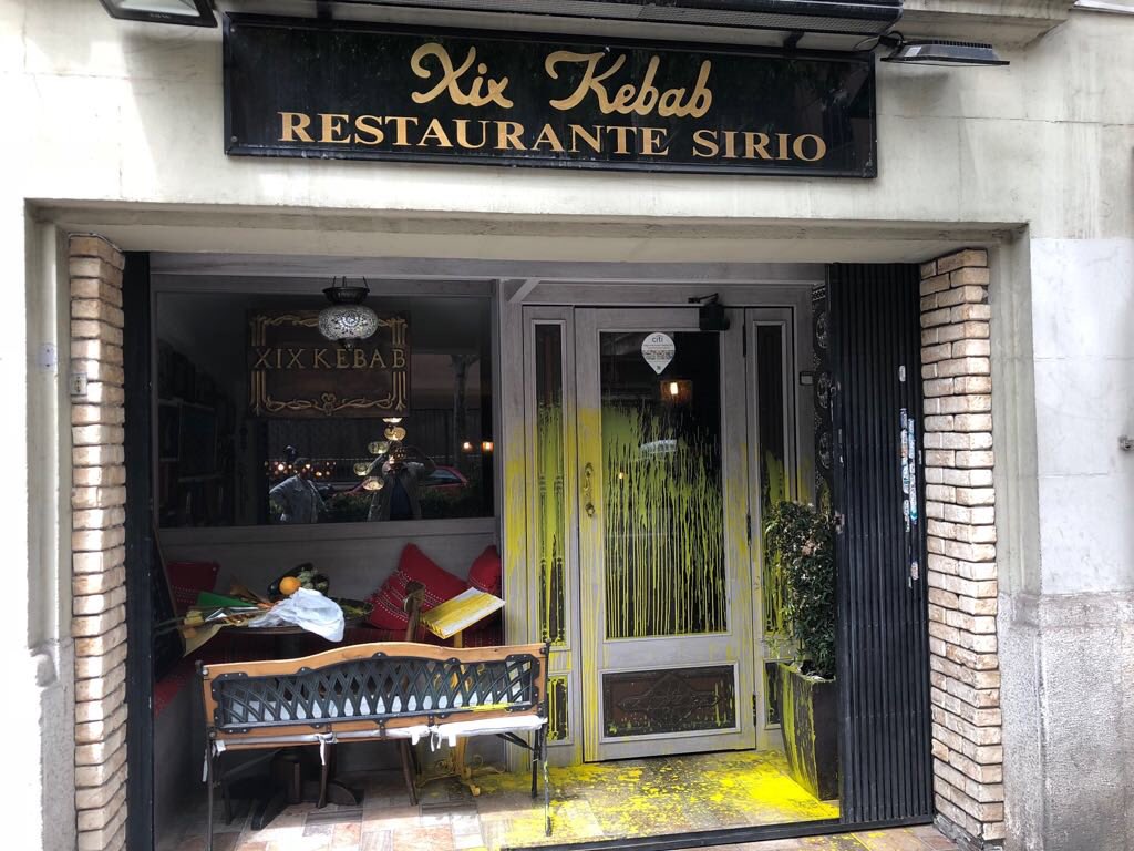 GabrielGarroum's tweet image. Avui és el millor dia de l’any a #Catalunya. Per degràcia algú s’ha encarregat de destrossar-lo. Un altre atac al restaurant, aquest cop amb pintura groga. No voleu groc? Doncs dues tasses. Si es creuen que canviarem la recepta del hummus van molt equivocats.