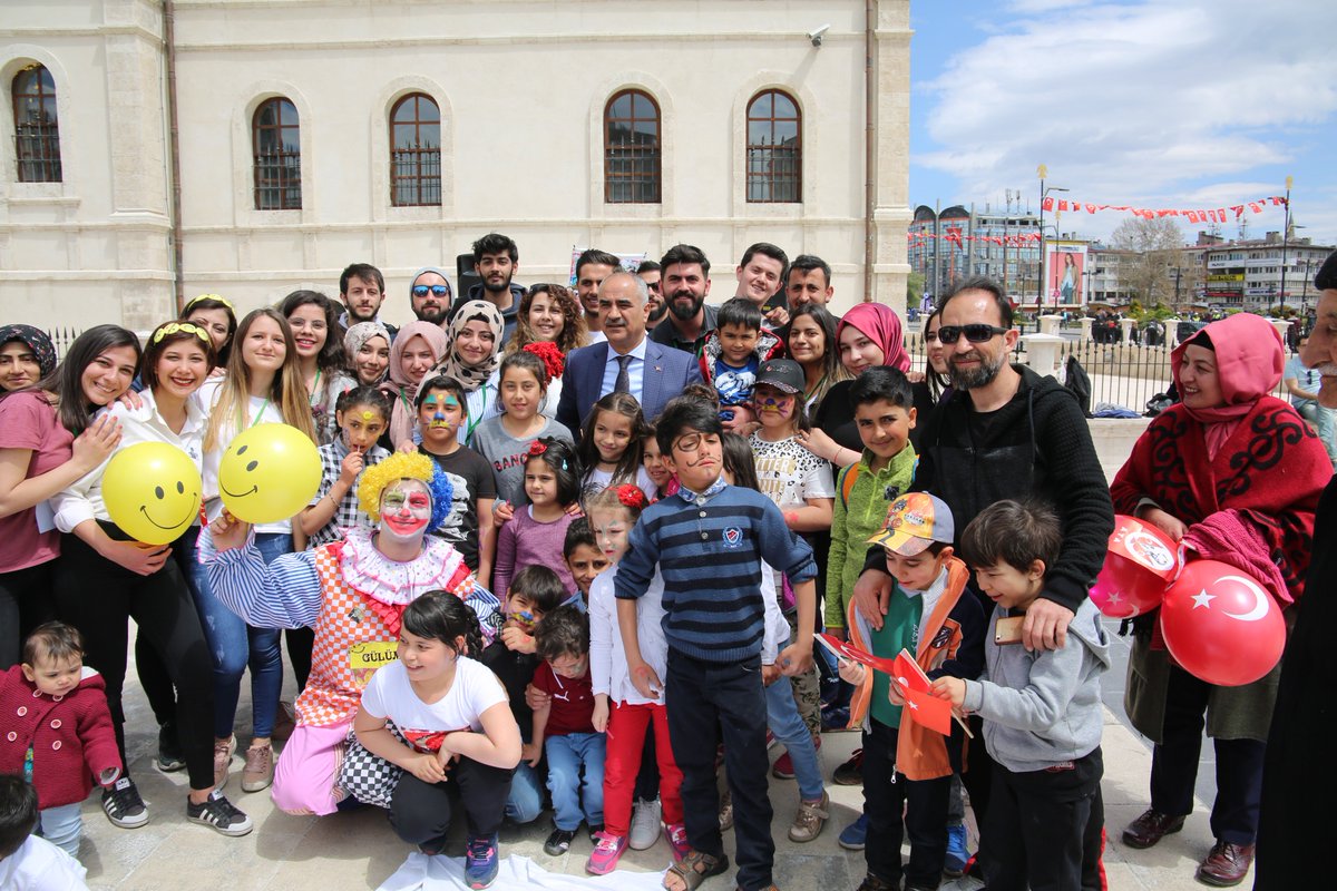 SamiAydinTR's tweet photo. Bugünü çocuklarımızla beraber geçiriyoruz @ahbap_sivas ile birlikte yapıtığımız çocuk şenliğine çocuklarımızla buluştuk.Sevinçleri her şeye değerdi.Allah yollarını ve zihinlerini açık etsin onlar bizim geleceğimiz... https://t.co/EWEHpcxT1f