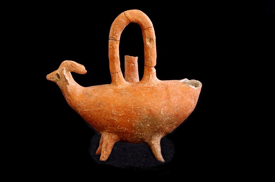 🇬🇧Monday's pills
Zoomorphic Askos, found in Area A of the site Erimi Laonin tou Porakou. The special container shaped as a goat can be dated back to Middle Bronze age and it had probably a symbolic value for the community. 

#middlebronzeage #cyprus #archaeology #erimi #pottery