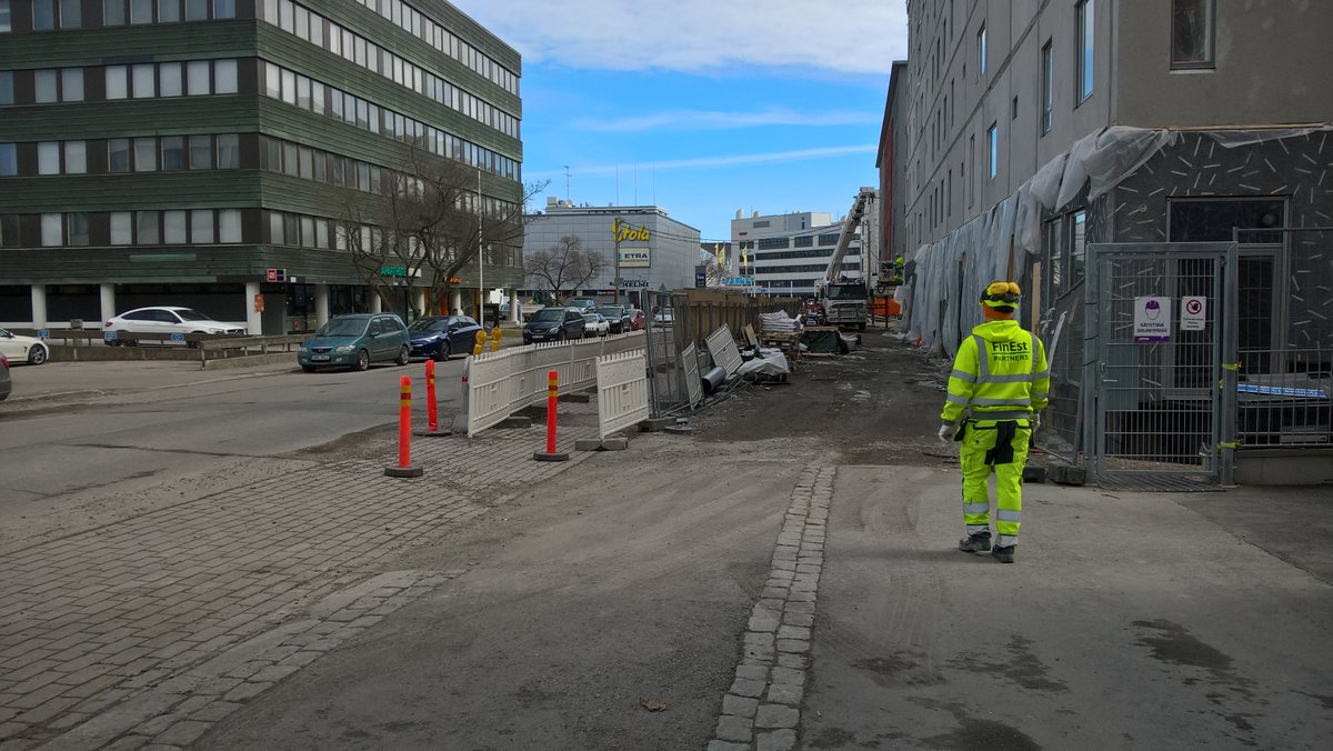 TiiTikk's tweet photo. Hitsaajankadullakaan ei taida #pyöräily'n ja kävelyn ohjaus olla ihan ensiluokkaista, tässä kuvat käytävän kummastakin päästä @HelsinkiKymp @keisasenreetta . Opasteita saa etsiä mustin ja mirrin kanssa, #Ateline'itä sen sijaan on on nurkat pielet pullollaan näillä main. https://t.co/23AEEbYkg1
