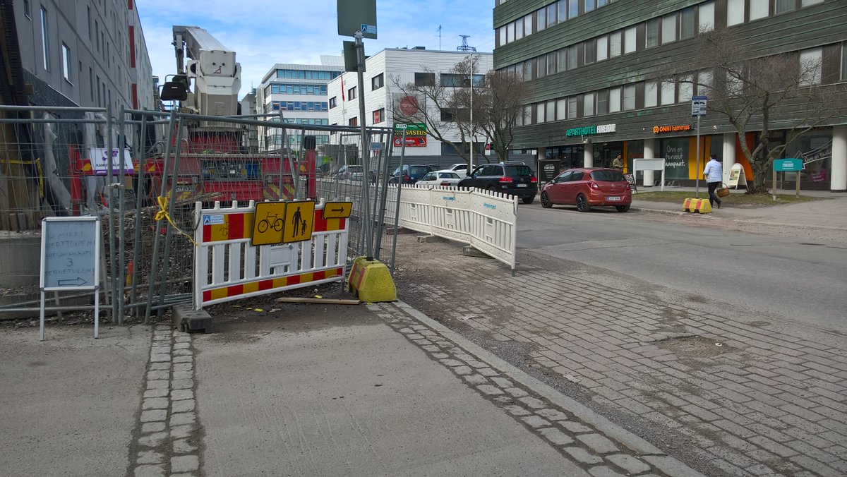 TiiTikk's tweet photo. Hitsaajankadullakaan ei taida #pyöräily'n ja kävelyn ohjaus olla ihan ensiluokkaista, tässä kuvat käytävän kummastakin päästä @HelsinkiKymp @keisasenreetta . Opasteita saa etsiä mustin ja mirrin kanssa, #Ateline'itä sen sijaan on on nurkat pielet pullollaan näillä main. https://t.co/23AEEbYkg1