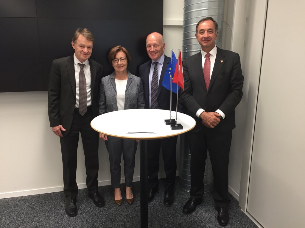 MatthiessenEU's tweet photo. Pleased to welcome DG @eu_echo @MoniquePariatEU for 1st time in #Bern for meetings with Dir of #SwissDevelopmentCooperation #ManuelSager & Manuel Bessler, Head @SwissHumanAidUnit 🇪🇺🇨🇭close partners in #HumanitariaAid & #CivilProtection worlwide https://t.co/yiOmRsQcP4