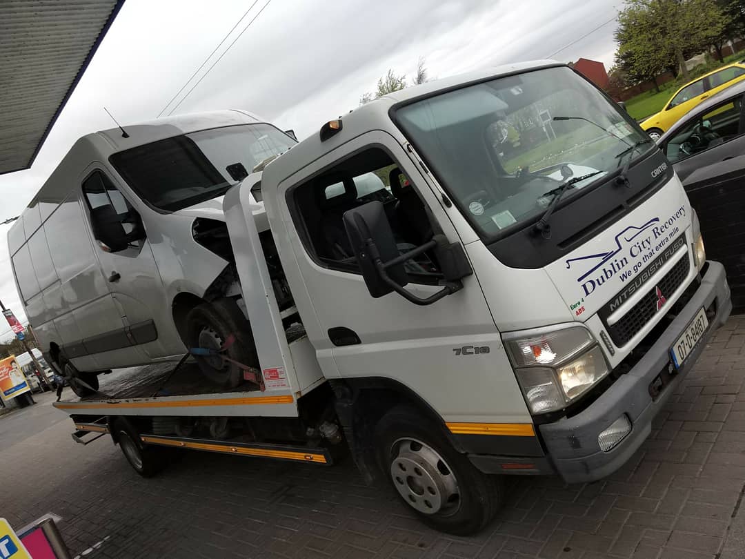 DCRecovery's tweet photo. A crashed #renaultmaster going in for a #nosejob on this busy Monday afternoon.
#dublincityrecovery #DCRecovery #dcr247 #dublintow #towtruck #towtruckdublin #dublin #towlife #vantowdublin https://t.co/d9ENa9YUKR