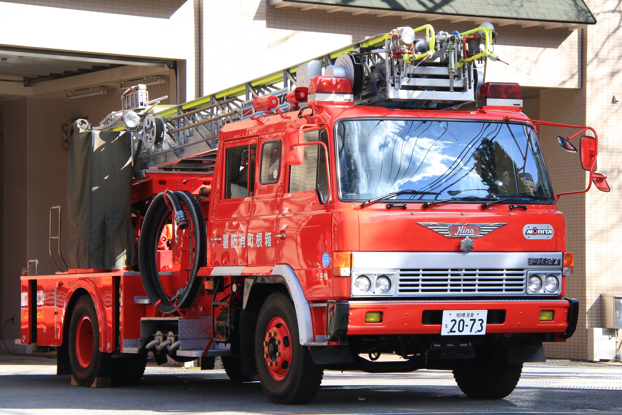 Yahoo!オークション - 世界の消防車 #14 難有り品 MORITA R-3