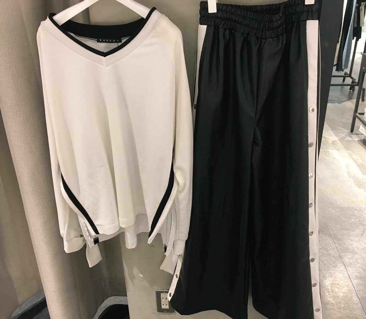 🌹price  down🌹

VネックベルトカフスPO
¥4,900→¥3,900+tax❗️

フェイクレザーバスパン
¥5,900→¥3,900+tax❗️

その他にもprice down商品が多数ございます💕是非店頭でご確認下さい(*^ω^*)