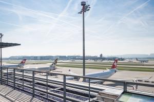 Was passiert eigentlich den ganzen Tag auf einem Flughafen? Wo man als Fluggast nie hinkommt, zeigen die Webcams des @zrh_airports goo.gl/1pJ8fr #redics #airport #flughafen #webcam