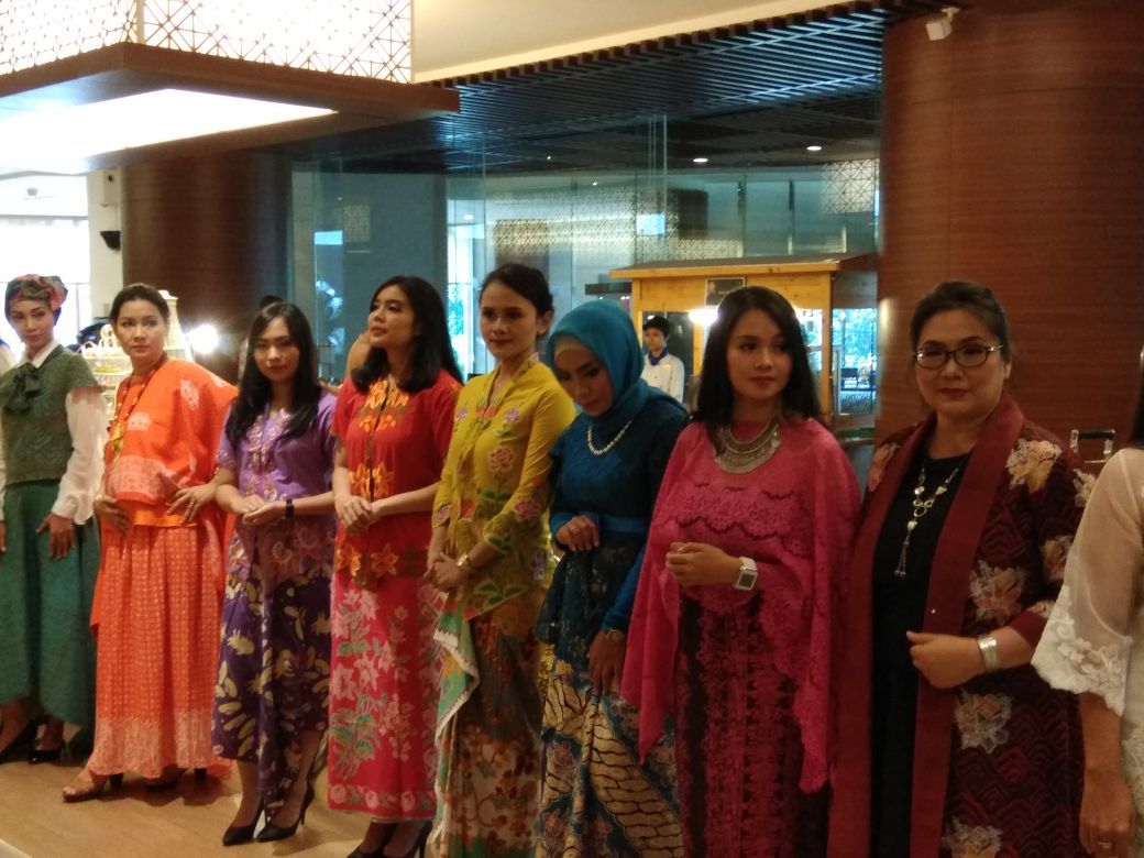 Hotel Santika Premier Bintaro (HSPB) menyelenggarakan kegiatan Batik Fashion Lunch bertajuk 'Kartini' s Legacy Today' di restoran Kembang Sepatoe HSPB, Senin, (23/4).