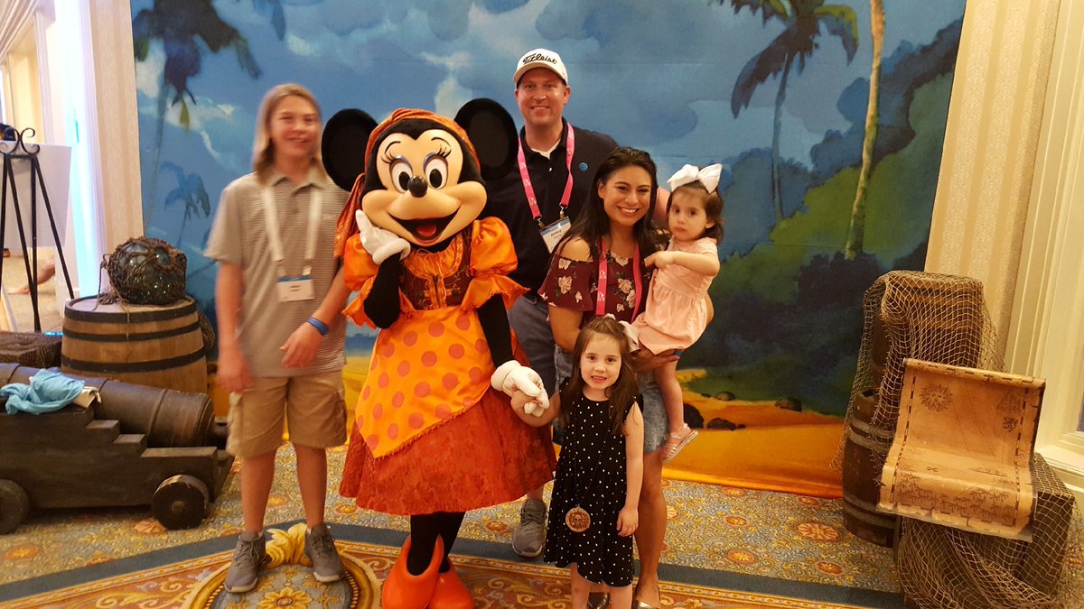 FindlayHustlers's tweet photo. Jeremy and his family enjoying a much deserved Summit trip!! #summit2018 #lifeatatt #OHPA #AllOHverit #haleytoledo https://t.co/9NUGxNvdqC
