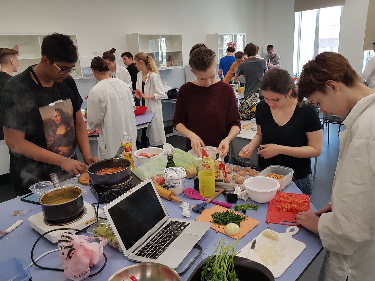 AudjieSan's tweet image. My 9th graders wrapping up our biochemistry unit (with a side note on nutrition) with a cooking project! Everything was so good... #mypscience #lifeskills