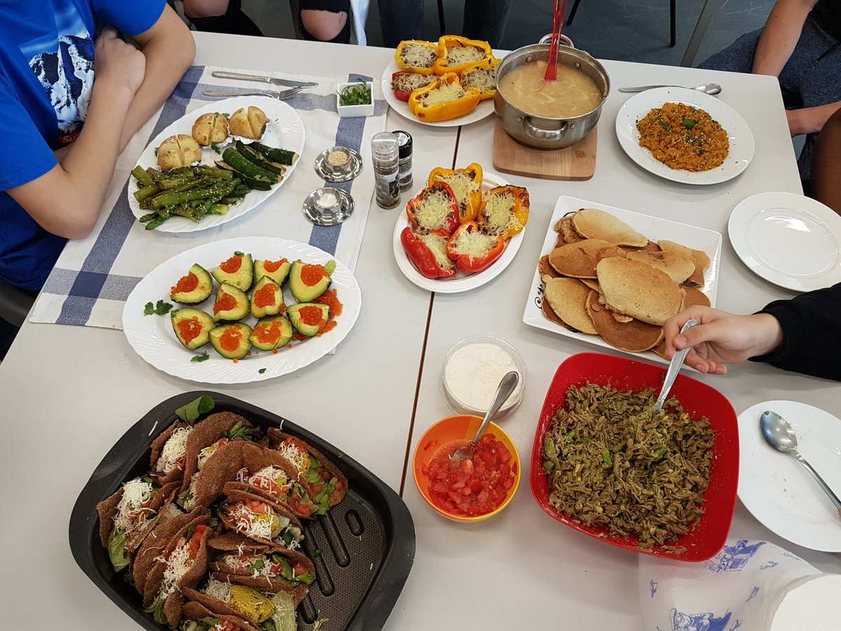 AudjieSan's tweet image. My 9th graders wrapping up our biochemistry unit (with a side note on nutrition) with a cooking project! Everything was so good... #mypscience #lifeskills