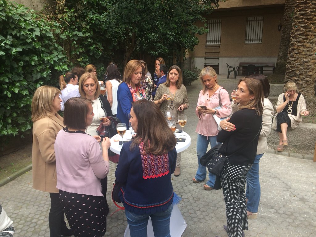 CMayorSantafe's tweet photo. El sábado disfrutamos del encuentro de antiguas colegialas. Tras una conferencia sobre la historia de los colegios mayores y la posterior misa, disfrutamos de una comida en nuestro patio donde recordamos los mejores años de nuestras vidas en nuestro hogar en Granada. #CMSantafé https://t.co/IN4exafPD7