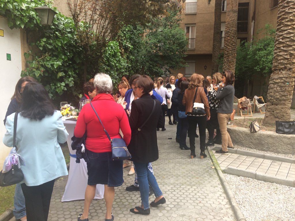 CMayorSantafe's tweet photo. El sábado disfrutamos del encuentro de antiguas colegialas. Tras una conferencia sobre la historia de los colegios mayores y la posterior misa, disfrutamos de una comida en nuestro patio donde recordamos los mejores años de nuestras vidas en nuestro hogar en Granada. #CMSantafé https://t.co/IN4exafPD7