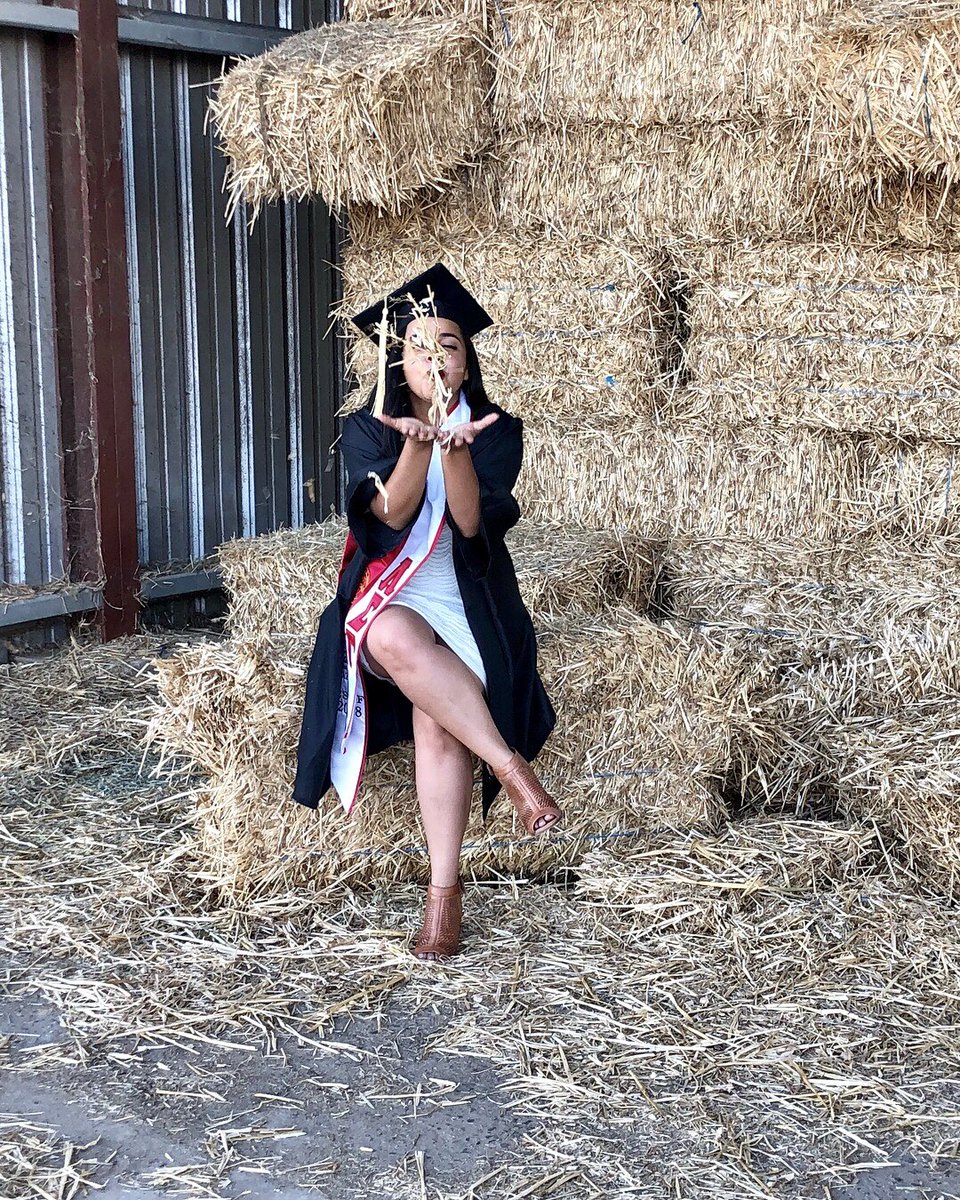 veemac23's tweet photo. When you’re an Ag major you don’t need confetti 🎉🐮🐥 #ΛΣΓ https://t.co/2MUDu1OvrK