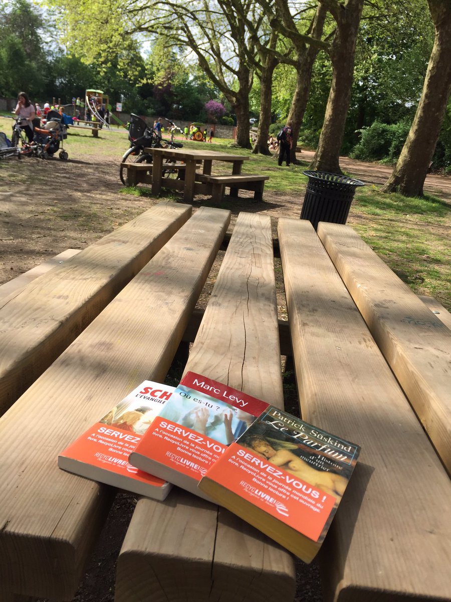 RecycLivre's tweet photo. Vous êtes à @lillefrance ? Faites une pause dans un parc et profitez des livres qu'on vous offre à l'occasion de la #journeemondialedulivre https://t.co/GGrrvKOz6S