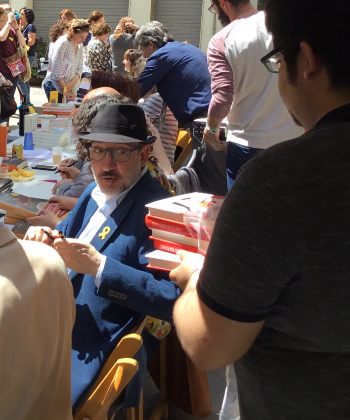 👇

<a href="/antonibassas/">Antoni Bassas</a>, tot i la velocitat en la camí de tornada a Barcelona, veiem que (sortosament) conserves el barret q portaves a l’hora de dinar mentre ✍🏻📚 a la llibreria <a href="/delesroures_22/">La 22 de Sant Esteve de les Roures 📚</a>!🙂

Des de <a href="/protocolsedr/">Protocol de l'Ajuntament SEDR</a> s’ha contactat amb producció de <a href="/versiorac1/">VERSIÓ RAC1</a> x disculpar-nos.

📕