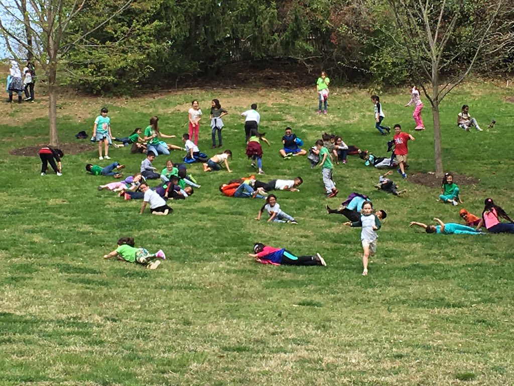 Sofia_Halapides's tweet photo. @RRD_LCPS roadrunners rolling down the hill with Ms. Armstrong @NationalZoo https://t.co/sW2akwyIBR