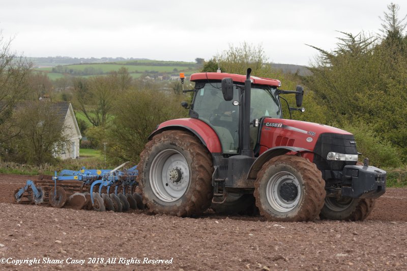 sgcaseyck25's tweet photo. #SpringSowing2018 A smash and grab sowing operation is what Im describing this years season. With the time slipping on and the weather doing no one any favours any dry spell is being used to get #SpringBarley drilled @CaseIH_UK_IRE @Heva_UK #Lemken https://t.co/6gR8HWrTlW