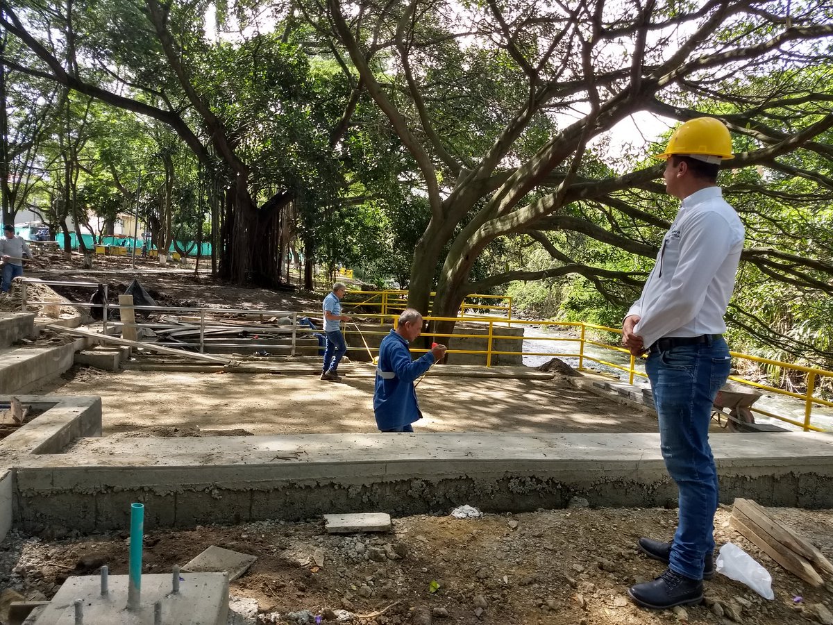 librosyciudad's tweet photo. #Bdp2 Los sueños se cumplen!!! Gracias @julianlatorreh por cumplirle a todos los lectores en Río de las piedras. Gracias a todos los Bugai que le apuestan a la #Renovación de #Buga con #Educación y con #Cultura Adelante #CiudadLectora @AlcaldiaBuga https://t.co/4w4eQNY5H6