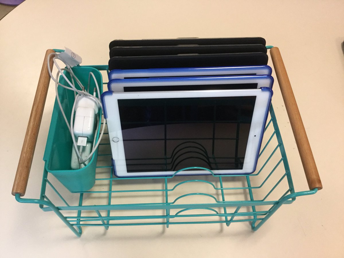 22llc's tweet photo. Trouvaille du jour.
Un égouttoir à vaisselle pour transporter nos tablettes de classe en classe ou pour stockage dans coin ateliers.
En plus il passe dans la valise pour mise en sécurité.
On peut aussi y mettre les chargeurs.👍🏻🤩 https://t.co/AQtB5e2ro7