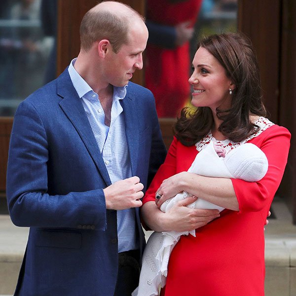 Daily_Express's tweet photo. First photos of the new Royal baby and our new Prince! #royalbaby #RoyalFamily https://t.co/z9nnFlyvNR