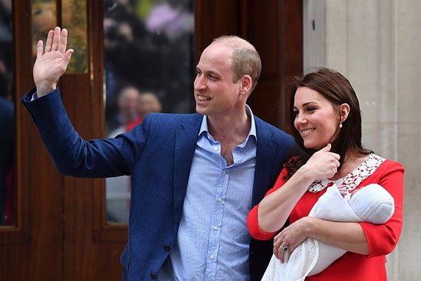 Daily_Express's tweet photo. First photos of the new Royal baby and our new Prince! #royalbaby #RoyalFamily https://t.co/z9nnFlyvNR
