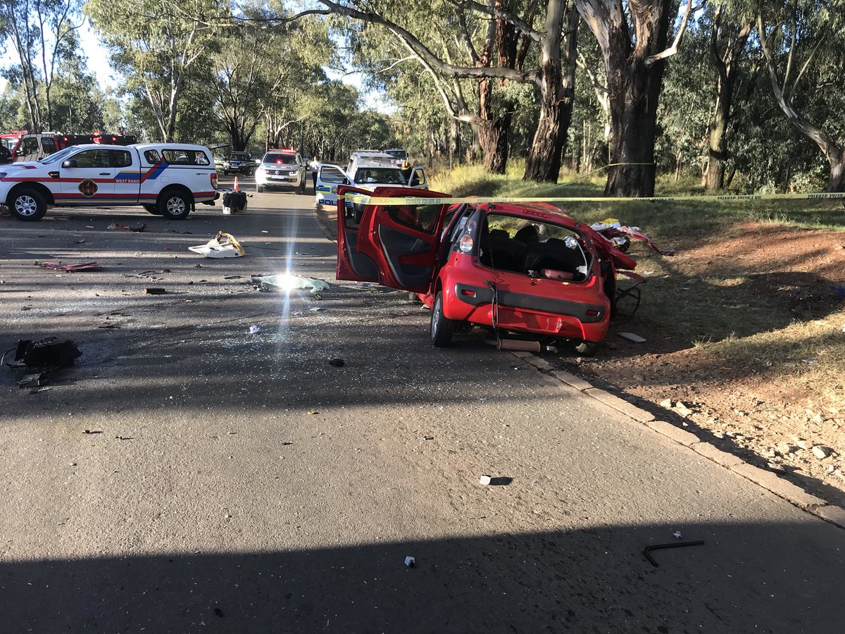 LeanderMedic's tweet photo. FATAL MVA Libanon Westonaria left 2 dead,3 seriously injured and 1 airlifted @ER24EMS @GPSmedic @_ArriveAlive @GTP_Traffstats @FatalMoves #ER24HEMS #flightshare https://t.co/TnspwBhI2u