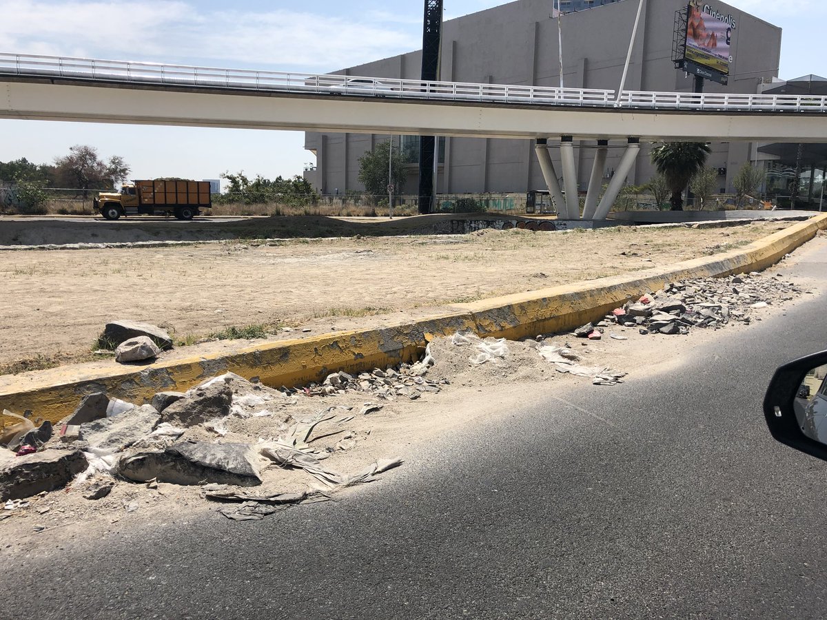 betomojic's tweet photo. @muralcom @ZapopanGob @MovilidadZap @Linea_Zapopan Escombro lleva meses en retorno de Av Patria y Acueducto frente a la Playa! Cuando lo van a quitar?? https://t.co/il6OkDtntz