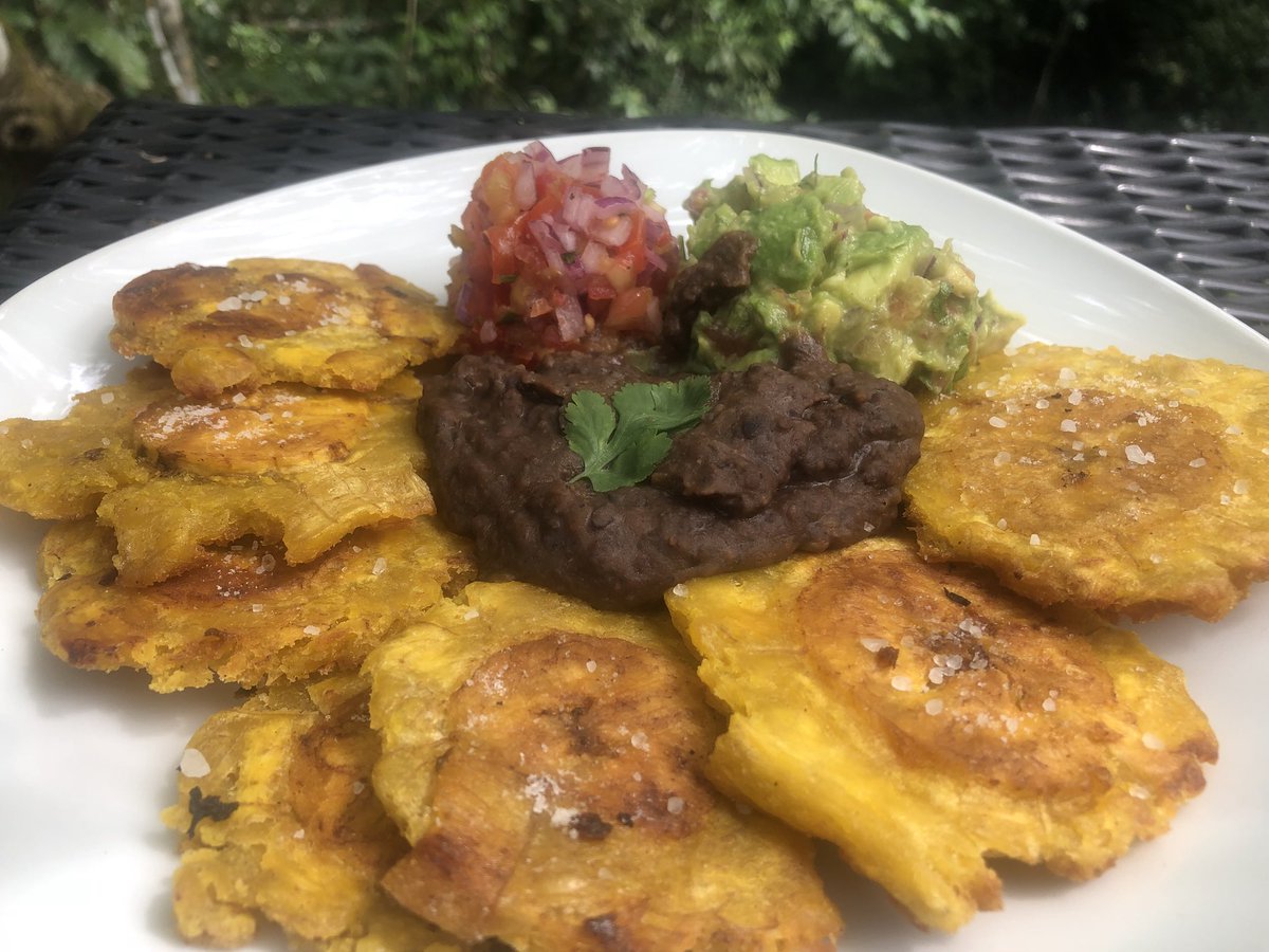 oldschool94's tweet photo. One of my all time favourite!!! Traditional Costa Rican patacone plate, with crispy pan-seared plantains, #vegan refried beans, guacamole, and pico de gallo. Yum! #whatveganseat #organicfood #homemade #gourmetmagic #CostaRica https://t.co/6d5wrF8syZ