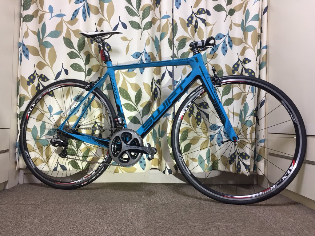 massyu_guru's tweet image. 納フレしました！

swift carbon ultravox ti
マイナーなブランドだけど、カラーリングと性能に惚れたっ！！

SuginoのセラミックスBBが付いてるし、チタンのディレーラーハンガー、しっかりこだわり抜かれて作られていて完成が楽しみです！

#swiftcarbon
#swiftcarbon乗りと繋がりたい