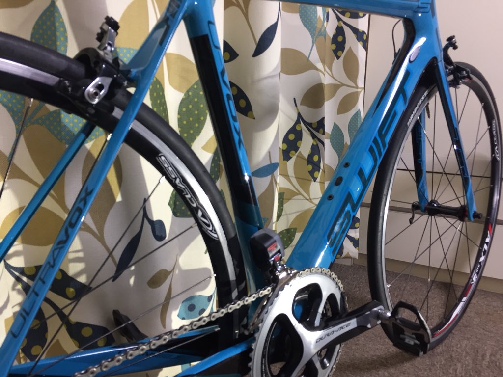 massyu_guru's tweet image. 納フレしました！

swift carbon ultravox ti
マイナーなブランドだけど、カラーリングと性能に惚れたっ！！

SuginoのセラミックスBBが付いてるし、チタンのディレーラーハンガー、しっかりこだわり抜かれて作られていて完成が楽しみです！

#swiftcarbon
#swiftcarbon乗りと繋がりたい