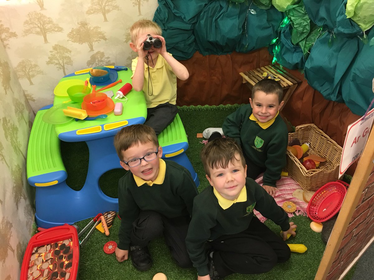 CGPrimary's tweet photo. We are having a lovely picnic in class 1! #CGPPSD https://t.co/NIj40Mat8U
