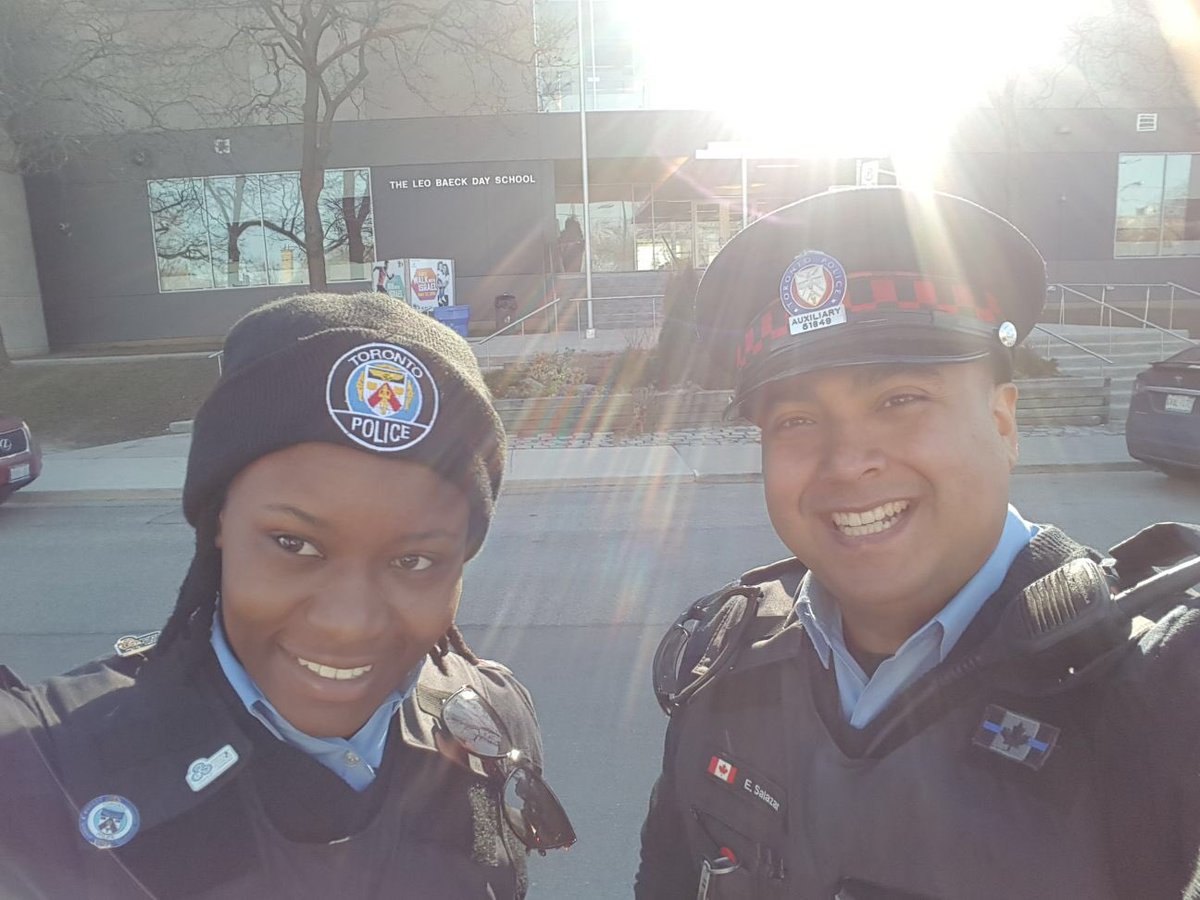 Your @TPS13Div #auxiliaries were out this morning with @TPSAux51Div at Leo Baeck Day School @LeoBaeckDS for #pedestriansafety and #trafficsafety. Please #slowdown, park properly and obey all signs in our #school zones. #safety