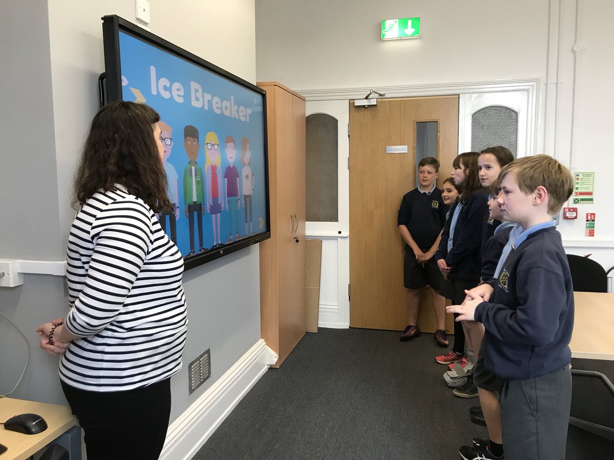 MelinGruffydd's tweet photo. Yr #ArweinwyrDigidol yn mwynhau derbyn hyfforddiant gan Danielle o Gymunedau Digidol Cymru! The #DigitalLeaders enjoying their training with Danielle from Digital Communities Wales! #TGChMG #MGICT #YsgolDechnoleg #NA @danielle_dcw @DC_Wales https://t.co/llGD2Zf1py