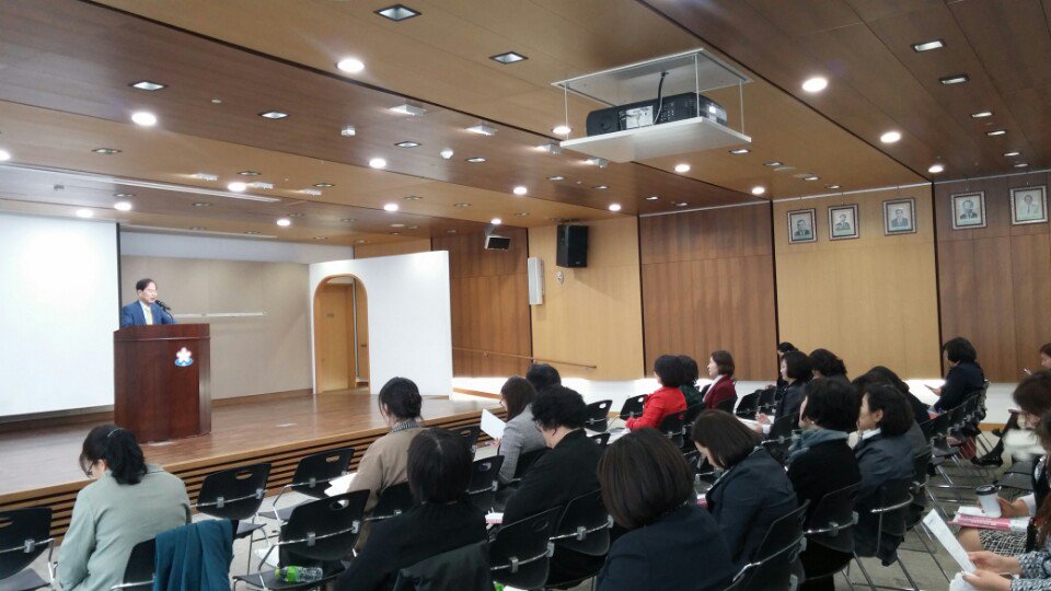 feddy345's tweet image. #성남시 #아동보육과
국공립 어린이집 월례회의가 성남시청 3층 한누리실에서 열렸습니다.  2018년 보육사업에 대한 지침교육 또한 함께 진행되었습니다!