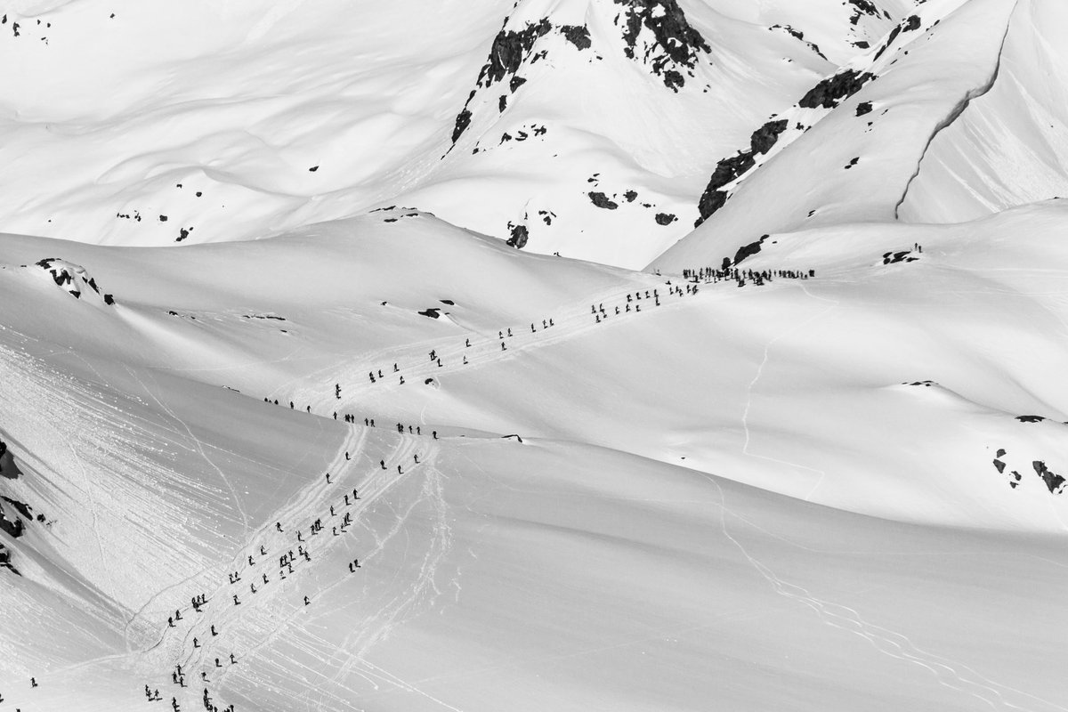 Can you spot the brave participants of the #PatrouilledesGlaciers? The cult race from #Zermatt to #Verbier took place last week! 🇨🇭🏔️ #MondayMotivation 
houseofswitzerland.org/swissstories/s…