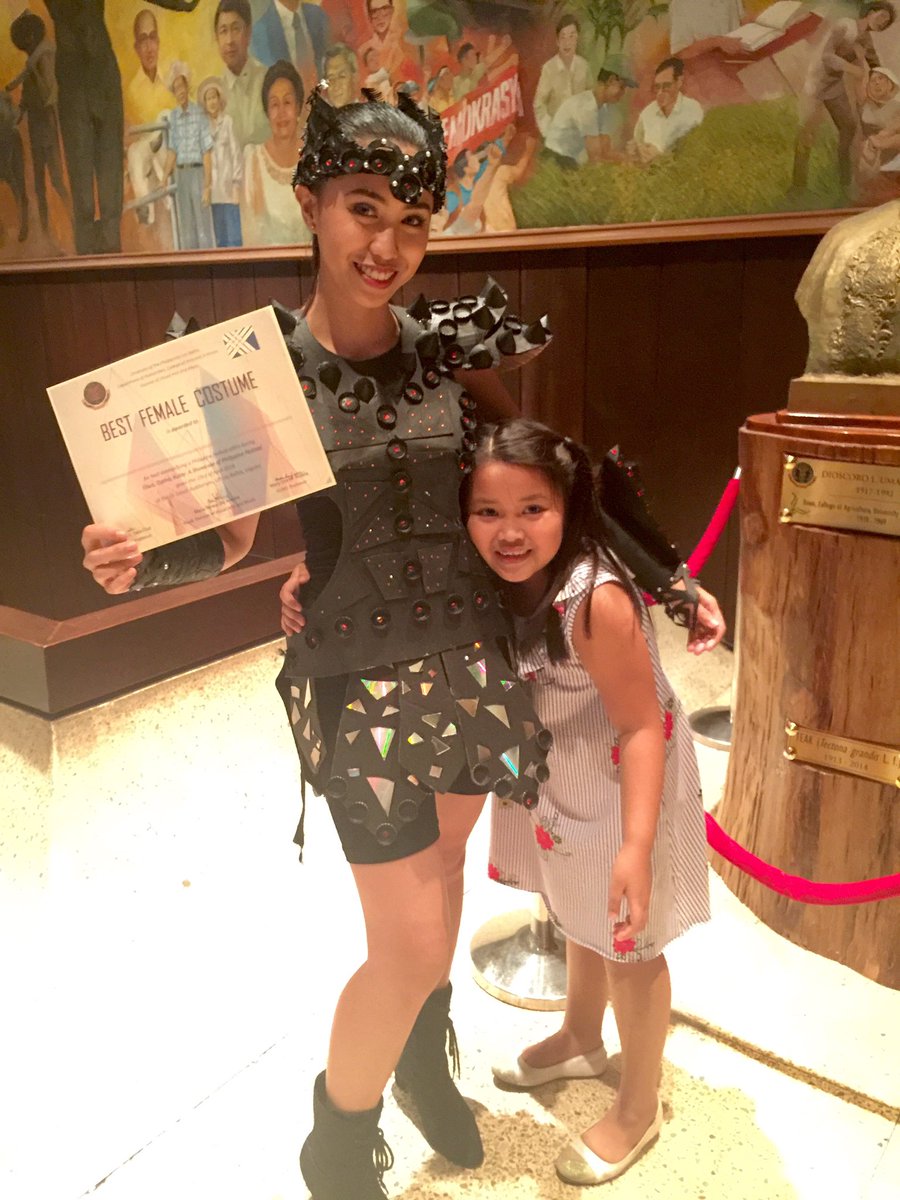 dnlldreeewr's tweet photo. Worth posting coz nagka-award pa si ate mo gurl hahahaha. Congrats din sa section namin, best in class performance! 😊 #HUM2 #SectionU #BinalbalFestival https://t.co/oozJNUNPVd