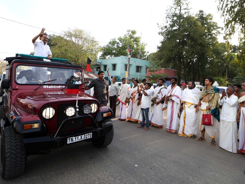 mkstalin's tweet photo. #CauveryManagementBoard அமைக்க வலியுறுத்தி இன்று தமிழகம் முழுவதும் நடைபெற்ற மாபெரும் மனித சங்கிலி போராட்டம் மிகப்பெரிய வெற்றியைப் பெற்றிருக்கிறது. ஏழரை கோடி மக்களின் உணர்வுச் சங்கிலியான இப்போராட்டத்திற்கு பிறகாவது, மத்திய அரசு தமிழக மக்களின் உணர்வோடு விளையாடுவதை நிறுத்த வேண்டும். https://t.co/gpreJFcDKN