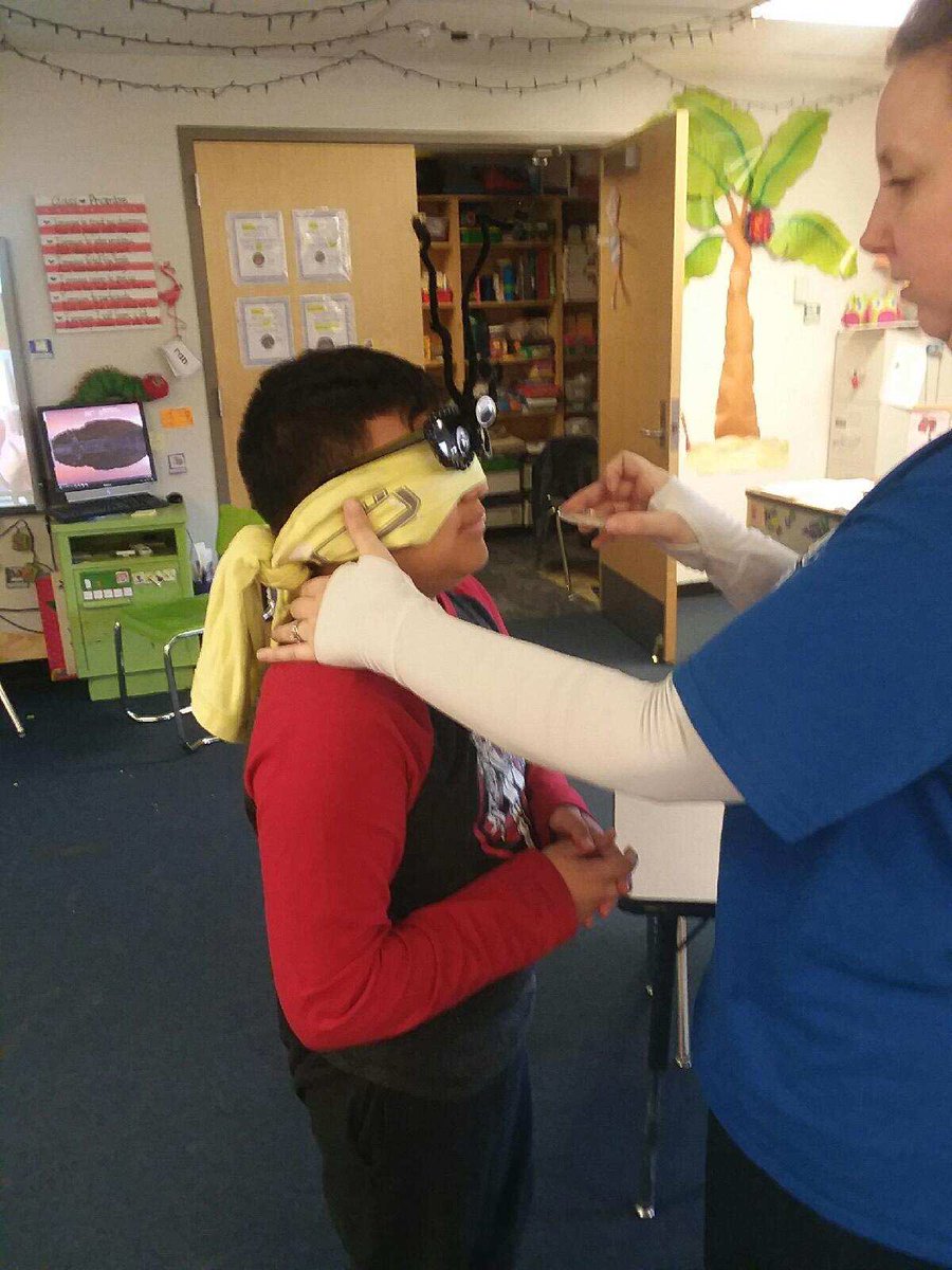 JeffersonHeight's tweet photo. Mrs. Hurst’s class has been studying all about honeybees. They ended the unit with a blindfolded sniff test to find the matching scent like a bee does! #ChieftainStrong https://t.co/e9snlUGxB8