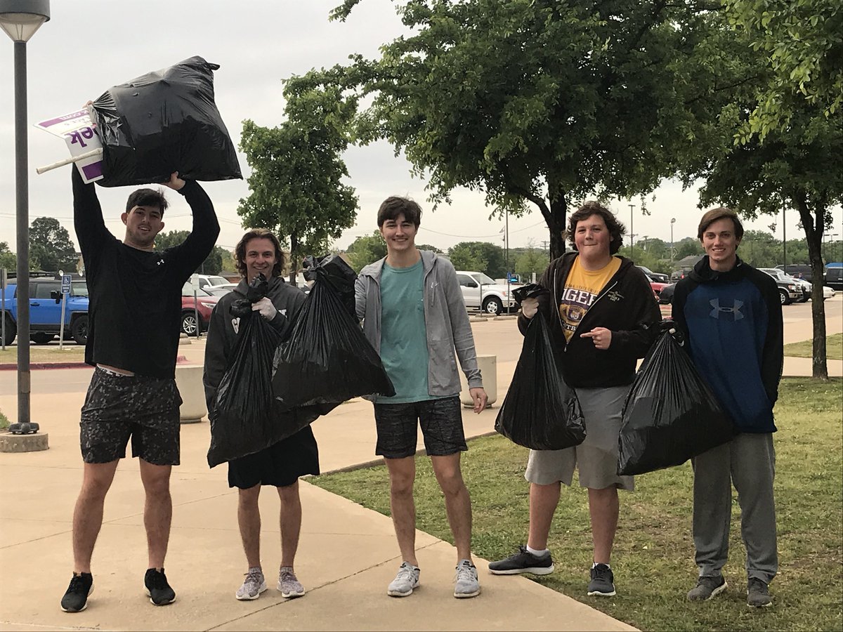 The NHS School Beautification Squad getting the job done this morning! <a href="/GvineNHS/">Grapevine NHS 17-18</a> #GHSUnity