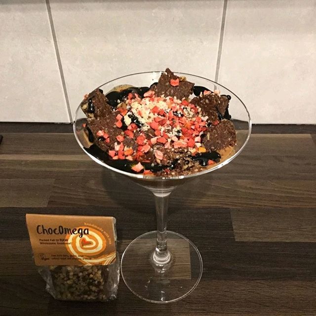 MakeRawChoc's tweet photo. A satisfying breakfast if ever there was @jennypotterphotography 💖 Hope you had some relaxing time at the weekend too! "#vegan #veganbreakfast  #earlystart #healthy #chocomega #elementsforlife #chocomegabrownies #strawberries, #raspberries #cashews #… https://t.co/8iu3Syg8Uf https://t.co/h3AZV6LP0i