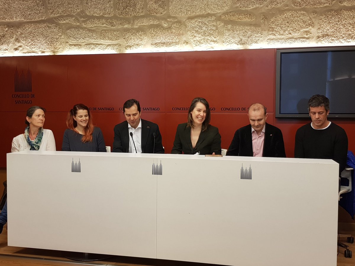 Esta mañá participamos na presentación das actividades do Día da Danza do Concello de Santiago.

Nós teremos un concerto en colaboración con Alfaia e Lodanzas ao que vos convidamos a todas e todos

⏰Domingo 29 de abril, 12.30 h
📌Teatro Principal
👉+INFO: goo.gl/YQXTB5